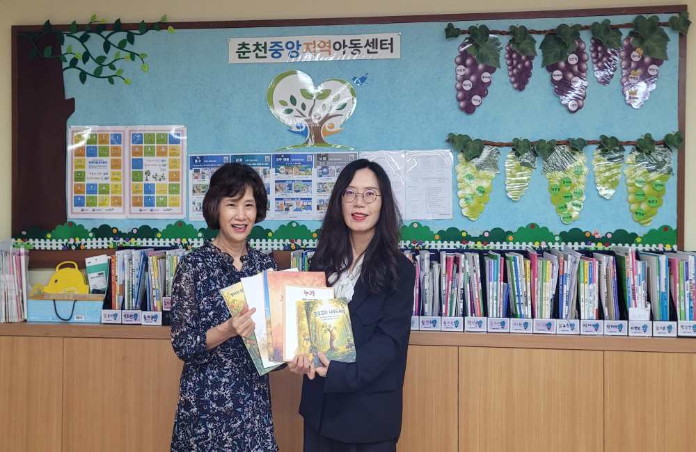 ‘춘천중앙지역아동센터’에 창작 동화책 전달..평생교육 성과 지역사회와 나눠