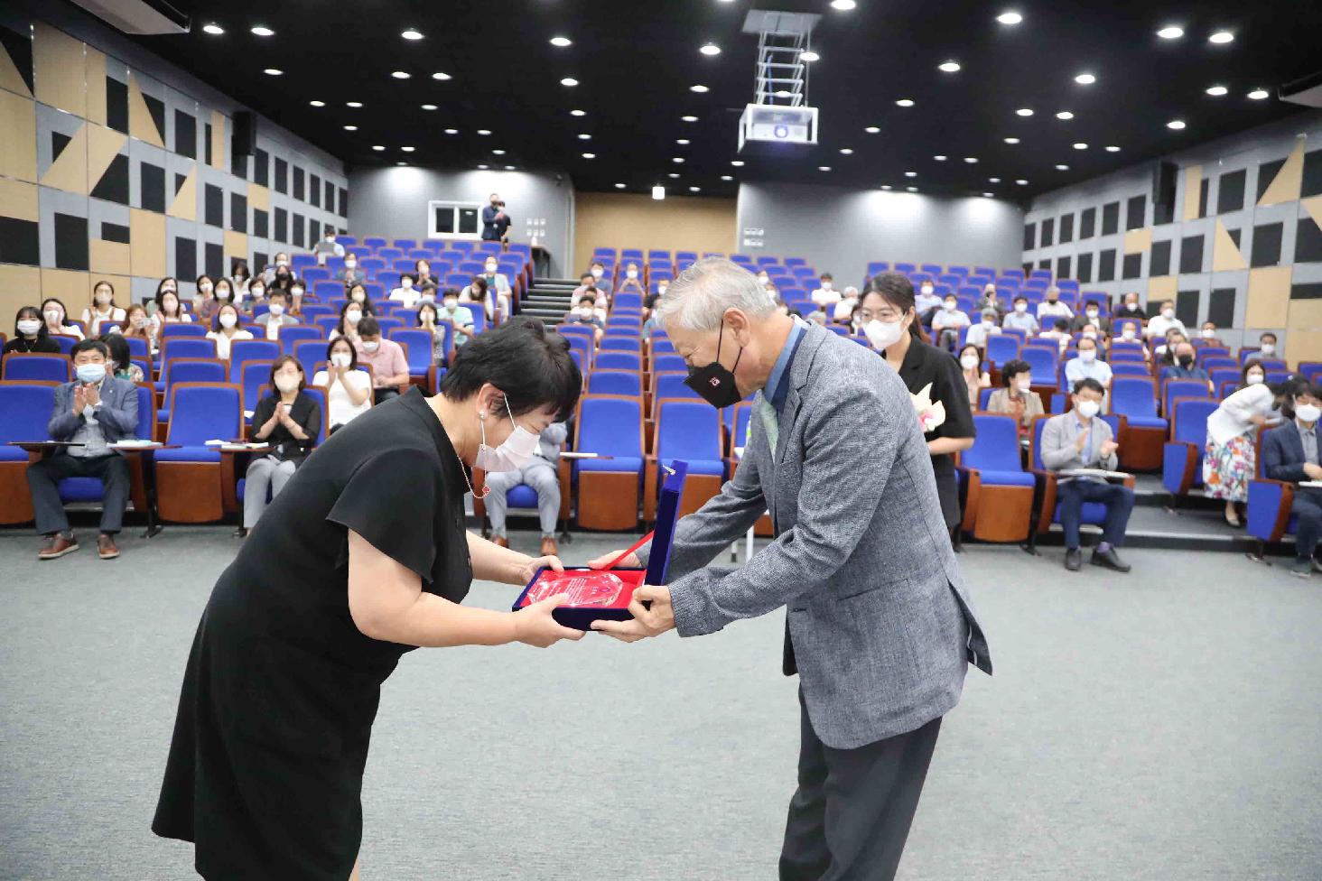  한용희 교수 정년퇴직 감사패 증정