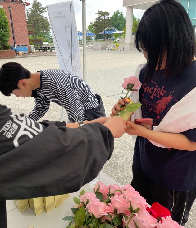 성년의 날 맞이 축하 장미 전달