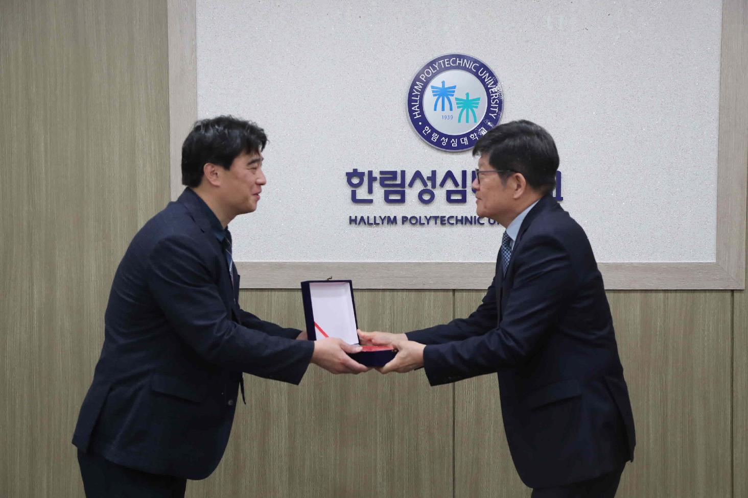 전민주 교수 공로패 수여