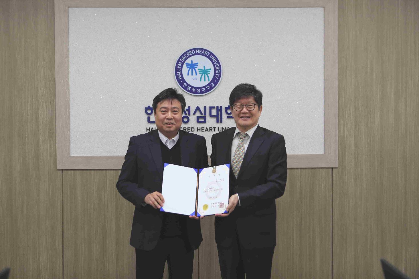교원 임명장 및 공로패 수여 관련 이미지