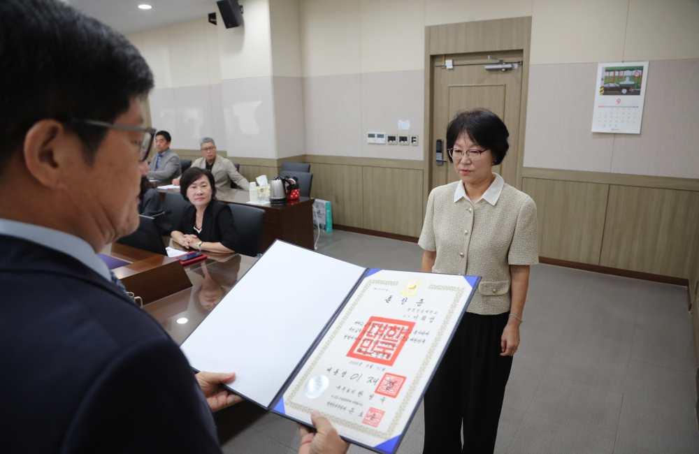 이희섭 명예교수 옥조근정훈장 수훈 관련 이미지