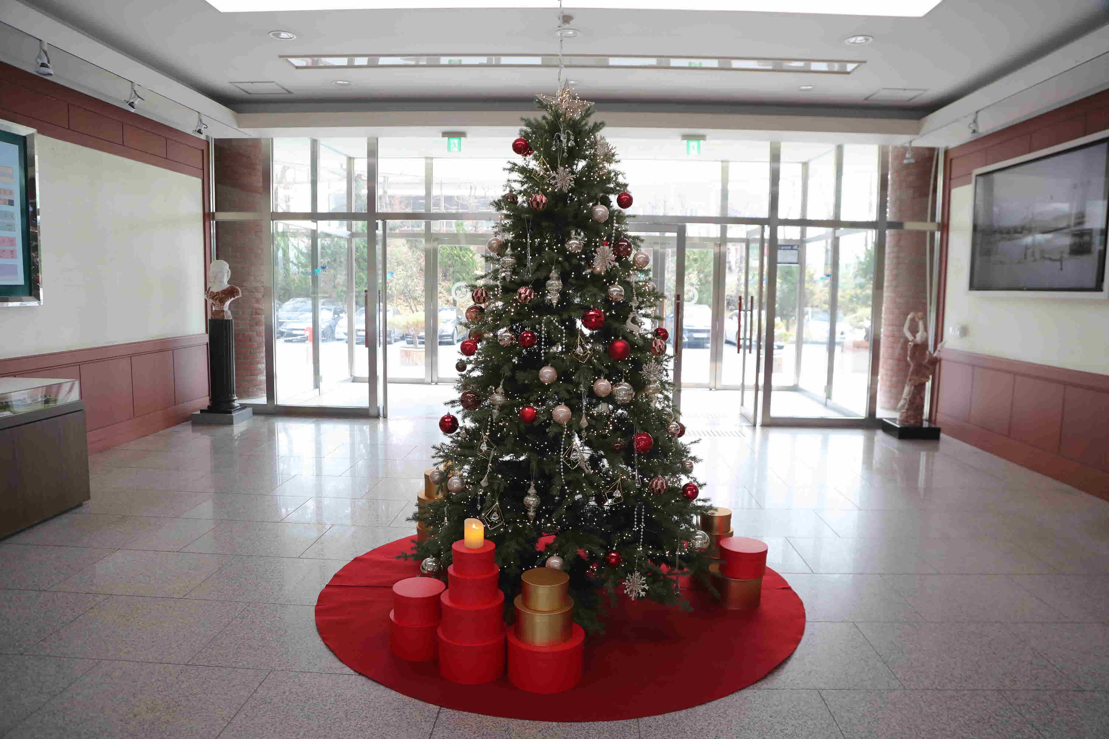 2025년 본관 1층 크리스마스 트리 설치