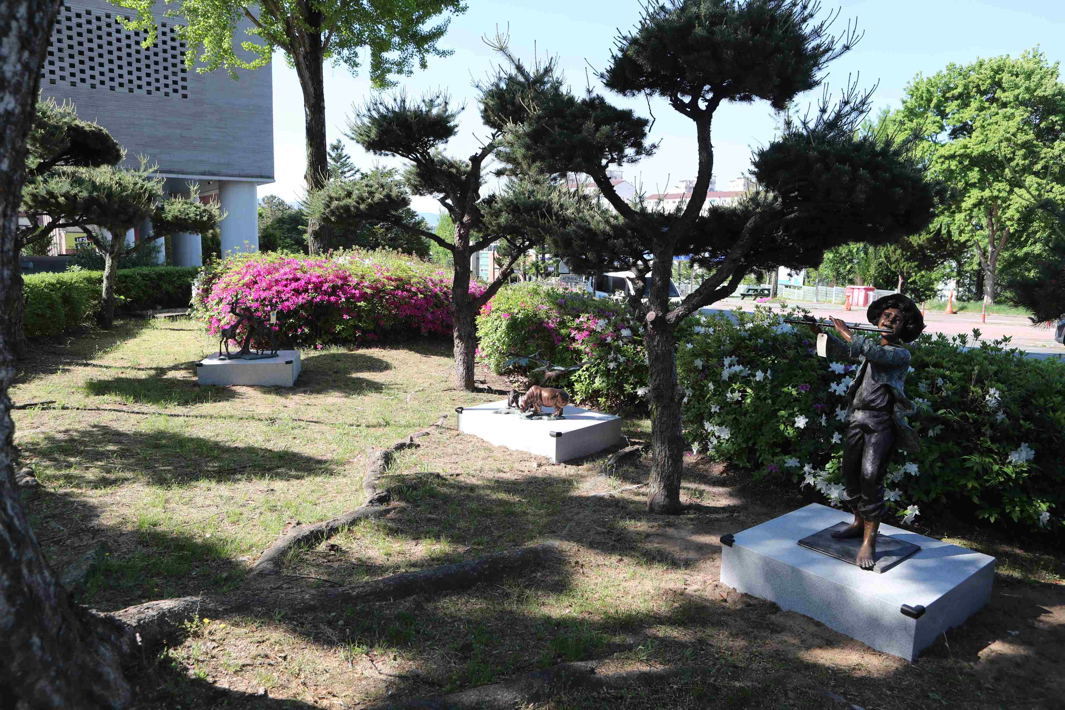한림유치원 실외 놀이터 주변 조각상 설치
